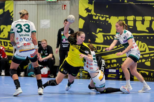 Luisa Schulze FRISCH AUF Goeppingen , Guro Nestaker Borussia Dortmund , Luisa Scherer FRISCH AUF Goeppingen and Ann Kynast FRISCH AUF Goeppingen battle for the ball, Alsco Handball Bundesliga Frauen, Borussia Dortmund vs FRISCH AUF Goeppingen, Sporthalle Wellinghofen on December 27, 2025 in Dortmund, Germany Photo by Marco Steinbrenner DeFodi Images Luisa Schulze FRISCH AUF Goeppingen , Guro Nestaker Borussia Dortmund , Luisa Scherer FRISCH AUF Goeppingen and Ann Kynast FRISCH AUF Goeppingen battle for the ball, Alsco Handball Bundesliga Women, Borussia Dortmund vs FRISCH AUF Goeppingen, Sporthalle Wellinghofen, December 27, 2025 in Dortmund, Germany Photo by Marco Steinbrenner DeFodi Images DFB DFL REGULATIONS PROHIBIT ANY USE OF PHOTOGRAPHS AS IMAGE SEQUENCES AND OR QUASI VIDEO