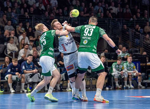 Handball, Men, Season 2025 2026, DAIKIN Handball Bundesliga 19 Matchday , Füchse Berlin FRISCH AUF Göppingen, f l Matthes Langhoff Füchse Berlin , Erik Persson Göppingen , Mijajlo Marsenic Füchse Berlin , 27 12 2025, Copyright: xSebastianxRäppold MatthiasxKochx