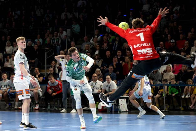 DEU, DHB, 1 HBL, Fuechse Berlin vs Frisch Auf Goeppingen, 27 12 2025, Max Schmeling Halle, Berlin, DEU, DHB, 1 HBL, Fuechse Berlin vs Frisch Auf Goeppingen, pictured Nils Lichtlein Fuechse Berlin 17 , JULIAN BUCHELE Frisch Auf Goeppingen 1 nordphotoxGmbHx xEngler nph00076