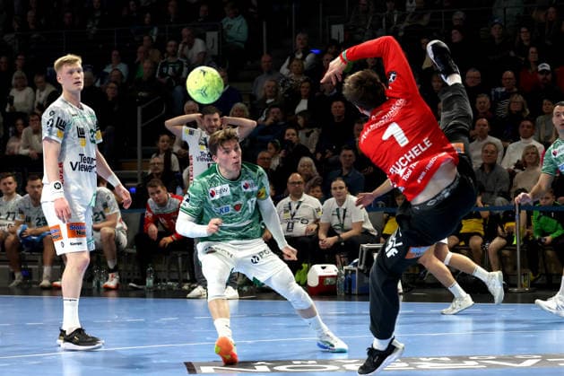 DEU, DHB, 1 HBL, Fuechse Berlin vs Frisch Auf Goeppingen, 27 12 2025, Max Schmeling Halle, Berlin, DEU, DHB, 1 HBL, Fuechse Berlin vs Frisch Auf Goeppingen, pictured Nils Lichtlein Fuechse Berlin 17 , JULIAN BUCHELE Frisch Auf Goeppingen 1 nordphotoxGmbHx xEngler nph00076