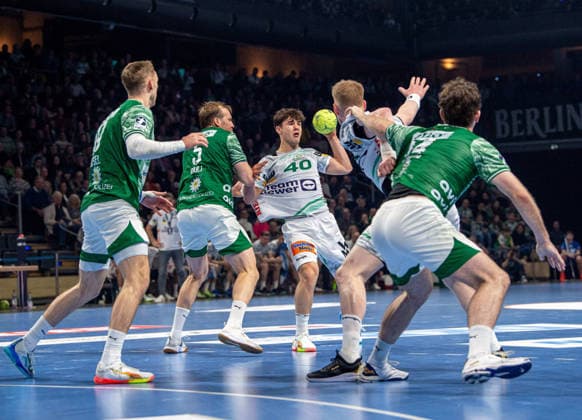 Handball, Men, Season 2025 2026, DAIKIN Handball Bundesliga 19 Matchday , Füchse Berlin FRISCH AUF Göppingen, f l Mathias Gidsel Füchse Berlin , Max Darj Füchse Berlin , Elias Newel Göppingen , Ymir Örn Gislason Göppingen , Hakun West Av Teigum Füchse Berlin , 27 12 2025, Copyright: xSebastianxRäppold MatthiasxKochx