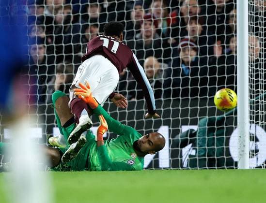 Ollie Watkins of Aston Villa bundles the ball past Chelsea goalkeeper Robert Sanchez to make the score 1-1 Chelsea v Aston Villa, Football, Premier League, Stamford Bridge Stadium, London, UK - 27 12 2025 EDITORIAL USE ONLY No use with unauthorised audio, video, data, fixture lists (outside the EU), club league logos or live services. Online in-match use limited to 45 images (+15 in extra time). No use to emulate moving images. No use in betting, games or Copyright: xMattxImpey Shutterstockx 16214381ac