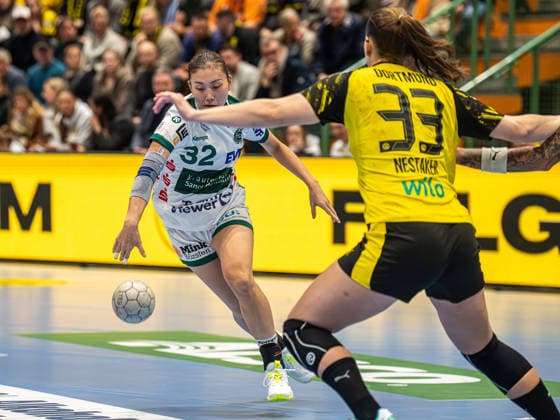Haruno Sasaki Frisch Auf Women, 32 with speed on the ball, Borussia Dortmund vs Frisch Auf Goeppingen, Handball, 1 Bundesliga, Season 2025 2026, 27 12 2025 Borussia Dortmund vs Frisch Auf Goeppingen, Handball, 1 Bundesliga, Season 2025 2026, 27 12 2025 Dortmund Copyright: xMichaelxSchmidt Eibner-Pressefotx EP_MST