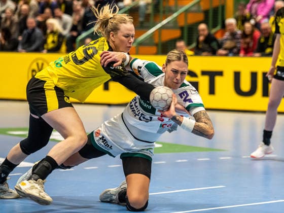 Luisa Schulze Frisch Auf Women, 33 in duel with Emma Olsson Borussia Dortmund, 29 , Borussia Dortmund vs Frisch Auf Goeppingen, Handball, 1 Bundesliga, Season 2025 2026, 27 12 2025 Borussia Dortmund vs Frisch Auf Goeppingen, Handball, 1 Bundesliga, Season 2025 2026, 27 12 2025 Dortmund Copyright: xMichaelxSchmidt Eibner-Pressefotx EP_MST