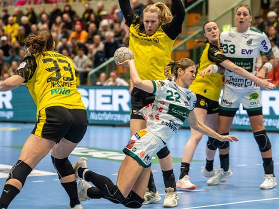 Sina Ehmann Frisch Auf Women, 22 prevails against Emma Olsson Borussia Dortmund, 29, Borussia Dortmund vs Frisch Auf Goeppingen, Handball, 1 Bundesliga, Season 2025 2026, 27 12 2025 Borussia Dortmund vs Frisch Auf Goeppingen, Handball, 1 Bundesliga, Season 2025 2026, 27 12 2025 Dortmund Copyright: xMichaelxSchmidt Eibner-Pressefotx EP_MST