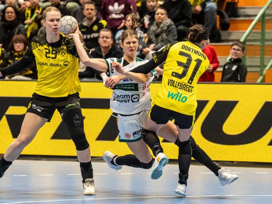 Sina Ehmann Frisch Auf Women, 22 in duel with Kelly Vollebregt Borussia Dortmund, 31 and Emma Olsson Borussia Dortmund, 29 , Borussia Dortmund vs Frisch Auf Goeppingen, Handball, 1 Bundesliga, Season 2025 2026, 27 12 2025 Borussia Dortmund vs Frisch Auf Goeppingen, Handball, 1 Bundesliga, Season 2025 2026, 27 12 2025 Dortmund Copyright: xMichaelxSchmidt Eibner-Pressefotx EP_MST