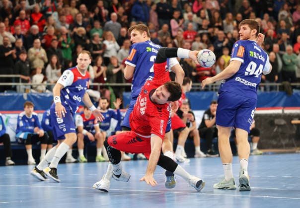 27 12 2025, Germany, Bietigheim, Handball 2 Bundesliga, SG BBM Bietigheim vs HBW Balingen Weilstetten, f l Till Wente HBW , Jonathan Fischer BBM , Georg Pöhle HBW