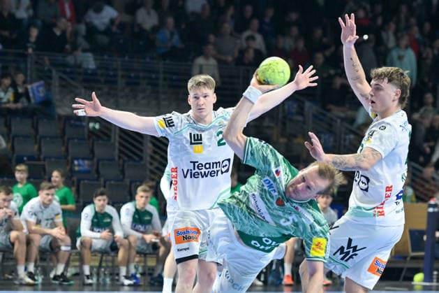 27 12 2025, xlakx, Handball Daikin HBL, Fuechse Berlin FRISCH AUF Göppingen v l Oskar Neudeck FRISCH AUF Goeppingen , Max Darj Fuechse Berlin , sets up for a jump shot Berlin Daniel Lakomski