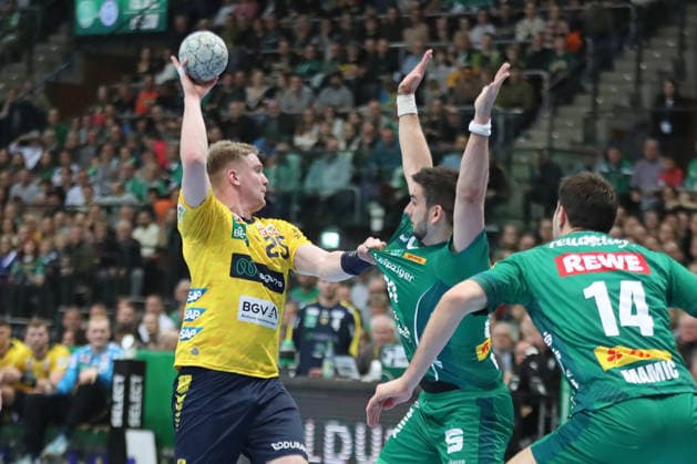 Handball DAIKIN HBL, SC DHfK Leipzig Rhein Neckar Löwen 27 12 2025 Haukur Prastarson 25, Rhein Neckar Löwen with ball, grabs Luka Rogan 33, SC DHfK Leipzig by the jersey Handball, DAIKIN HBL, 1 Bundesliga, Season 2025 2026, 19 Matchday SC DHfK Leipzig vs Rhein Neckar Löwen on 27 12 2025 at Quarterback Immobilien Arena Leipzig Copyright: xBEAUTIFULxSPORTS JanxKaeferx