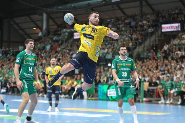 Handball DAIKIN HBL, SC DHfK Leipzig Rhein Neckar Löwen 27 12 2025 Jannik Kohlbacher 80, Rhein Neckar Löwen flies to throw towards goal Handball, DAIKIN HBL, 1 Bundesliga, Season 2025 2026, Matchday 19 SC DHfK Leipzig vs Rhein Neckar Löwen on 27 12 2025 at Quarterback Immobilien Arena Leipzig Copyright: xBEAUTIFULxSPORTS JanxKaeferx