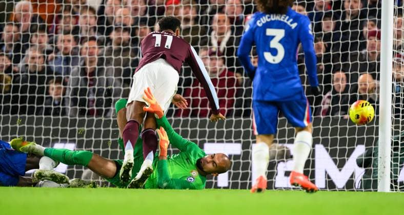27 December 2025 - Chelsea v Aston Villa - Premier League - Stamford Bridge. Chelsea v Aston Villa - Premier League - Stamford Bridge. Ollie Watkins scores despite the attempted save from Robert Sanchez. Picture : Mark Pain LONDON England  Copyright: xMarkxPainx