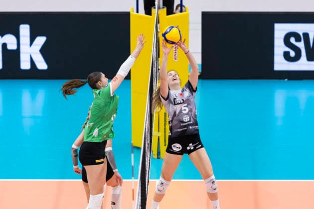 1 Volleyball Bundesliga Women Schwarz Weiss Erfurt vs USC Münster Erfurt 27 12 2025 Esther Spöler 3 USC Münster vs Emilie Respaut 5 Schwarz Weiss Erfurt 1 Volleyball Bundesliga Women Schwarz Weiss Erfurt vs USC Münster Riethsporthalle Erfurt 27 12 2025 Copyright: xBEAUTIFULxSPORTS Duehringx