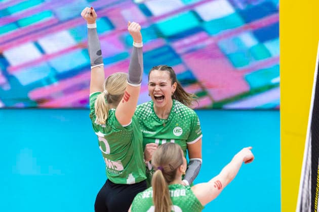 1 Volleyball Bundesliga Women Schwarz Weiss Erfurt vs USC Münster Erfurt 27 12 2025 Cheers, Cecilia Malm 5 USC Münster and Amelie Strothoff 10 USC Münster 1 Volleyball Bundesliga Women Schwarz Weiss Erfurt vs USC Münster Riethsporthalle Erfurt 27 12 2025 Copyright: xBEAUTIFULxSPORTS Duehringx