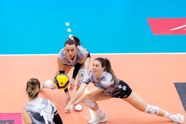 1 Volleyball Bundesliga Women Schwarz Weiss Erfurt vs USC Münster Erfurt 27 12 2025 Isabel Kova i 11 Schwarz Weiss Erfurt left and Emilie Respaut 5 Schwarz Weiss Erfurt right 1 Volleyball Bundesliga Women Schwarz Weiss Erfurt vs USC Münster Riethsporthalle Erfurt 27 12 2025 Copyright: xBEAUTIFULxSPORTS Duehringx