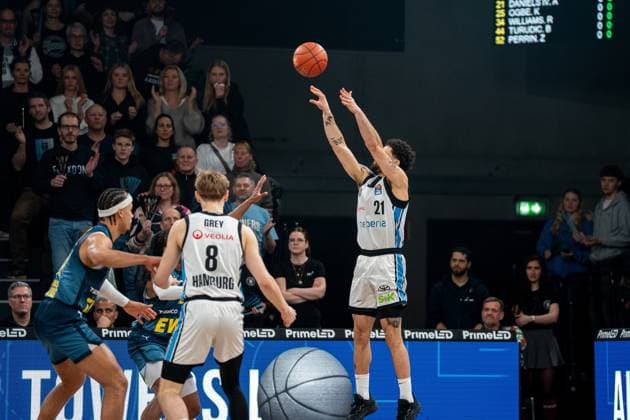 Game action with Devon Daniels 21 Veolia Towers Hamburg , Jared Grey 8 Veolia Towers Hamburg and Dakarai Tucker 7 EWE Baskets Oldenburg Devon Daniels 21 Veolia Towers Hamburg throws the ball Copyright: xspeedshotx