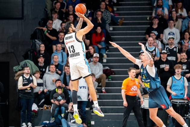Game action with Martin Breunig 13 Veolia Towers Hamburg and 33 EWE Baskets Oldenburg Martin Breunig 13 Veolia Towers Hamburg with throw against 33 EWE Baskets Oldenburg in defense Copyright: xspeedshotx