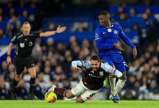 Youri Tielemans of Aston Villa is fouled by Moisàs Caicedo of Chelsea Chelsea v Aston Villa, Premier League, Football, Stamford Bridge, London, UK - 27 Dec 2025London Stamford Bridge United Kingdom EDITORIAL USE ONLY No use with unauthorised audio, video, data, fixture lists, club league logos or live services. Online in-match use limited to 120 images, no video emulation. No use in betting, games or single club league player publications. Copyright: xGeorgexTewkesbury Shutterstockx 16213165bi
