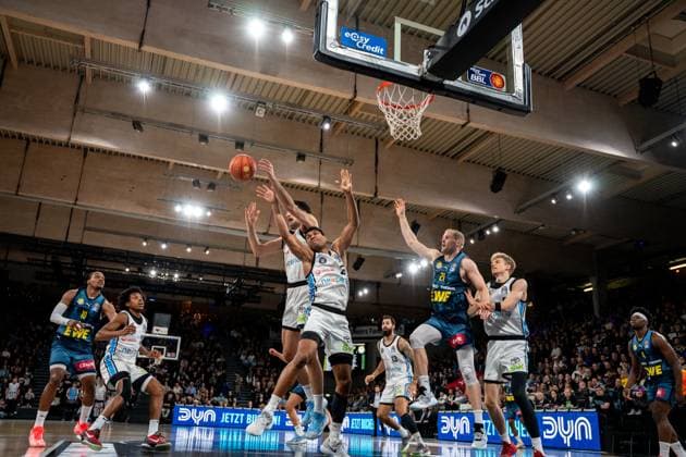 Scene with Kenneth Ogbe 25 Veolia Towers Hamburg , Seth Hinrichs 21 EWE Baskets Oldenburg , Zsombor Maronka 5 Veolia Towers Hamburg , James Woodard 10 EWE Baskets Oldenburg , Brian Fobbs 4 EWE Baskets Oldenburg and Martin Breunig 13 Veolia Towers Hamburg in the hall Scene with Kenneth Ogbe 25 Veolia Towers Hamburg and Seth Hinrichs 21 EWE Baskets Oldenburg Copyright: xspeedshotx