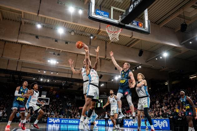 Game action with Martin Breunig 13 Veolia Towers Hamburg , Janne Müller 6 Veolia Towers Hamburg , Osaro Jurgen Rich 3 Veolia Towers Hamburg , Seth Hinrichs 21 EWE Baskets Oldenburg and James Woodard 10 EWE Baskets Oldenburg Game action with Martin Breunig 13 Veolia Towers Hamburg and Seth Hinrichs 21 EWE Baskets Oldenburg Copyright: xspeedshotx