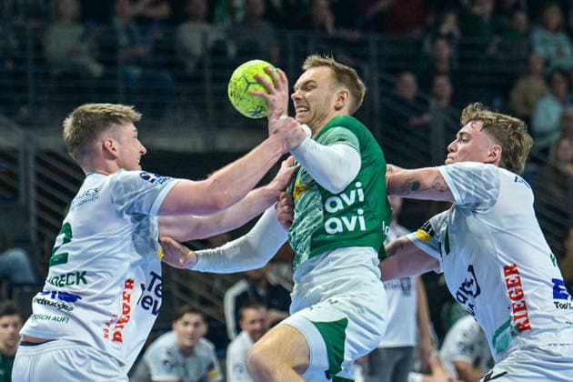 27 12 2025, xlakx, Handball Daikin HBL, Fuechse Berlin FRISCH AUF Göppingen v l Oskar Neudeck FRISCH AUF Goeppingen , Mathias Gidsel Fuechse Berlin , Victor Kloeve FRISCH AUF Goeppingen duel, duel, fight, tackle Berlin Daniel Lakomski