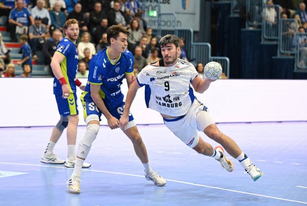 Jacob Arenth Lassen Handball Sportverein Hamburg 9 vs Julian Koester VfL Gummersbach 7 VfL Gummersbach vs Handball Sportverein Hamburg, Handball, Daikin 1 Bundesliga, Matchday 19, Season 2025 2026, 27 12 2025 VfL Gummersbach vs Handball Sportverein Hamburg, Handball, Daikin 1 Bundesliga, Matchday 19, Season 2025 2026, 27 12 2025 Gummersbach Copyright: xEibner-Pressefoto JuergenxAugstx EP_JAT