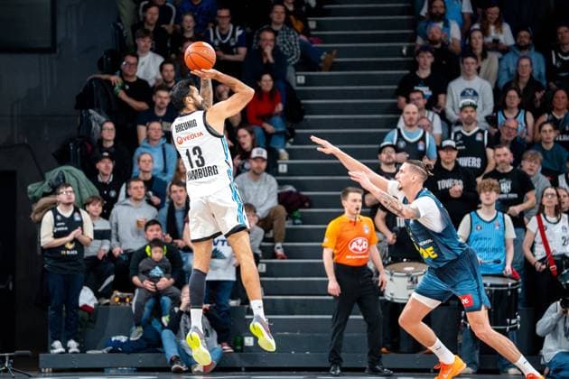 Game action with Martin Breunig 13 Veolia Towers Hamburg and Dakarai Tucker 7 EWE Baskets Oldenburg Game action with Martin Breunig 13 Veolia Towers Hamburg and Dakarai Tucker 7 EWE Baskets Oldenburg Copyright: xspeedshotx