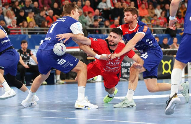 27 12 2025, Germany, Bietigheim, Handball 2 Bundesliga, SG BBM Bietigheim vs HBW Balingen Weilstetten, f l Till Wente HBW , Juan de la Pena BBM , Elias Flügel HBW