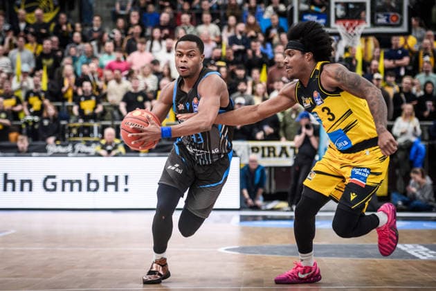 Eric Washington Science City Jena, 33 vs Stefan Smith MHP RIESEN Ludwigsburg, 03 GER, MHP Riesen Ludwigsburg Science City Jena, easycredit BBL, Basketball, Bundesliga, Matchday 12, Season 2025 2026, 27 12 2025 GER, MHP Riesen Ludwigsburg Science City Jena, easycredit BBL, Basketball, Bundesliga, Matchday 12, Season 2025 2026, 27 12 2025 Ludwigsburg Copyright: xSandyxDinkelackerx EP_SDR