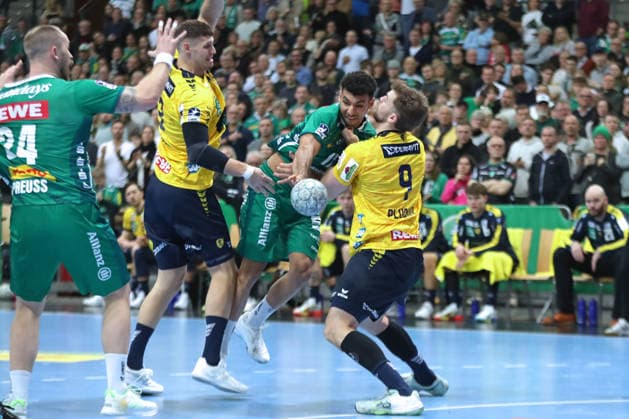 Handball DAIKIN HBL, SC DHfK Leipzig Rhein Neckar Löwen 27 12 2025 Ahmed Khairi 17, SC DHfK Leipzig bounces Steven Plucnar Jacobsen 9, Rhein Neckar Löwen Handball, DAIKIN HBL, 1 Bundesliga, Season 2025 2026, 19 Matchday SC DHfK Leipzig vs Rhein Neckar Löwen on 27 12 2025 at Quarterback Immobilien Arena Leipzig Copyright: xBEAUTIFULxSPORTS JanxKaeferx