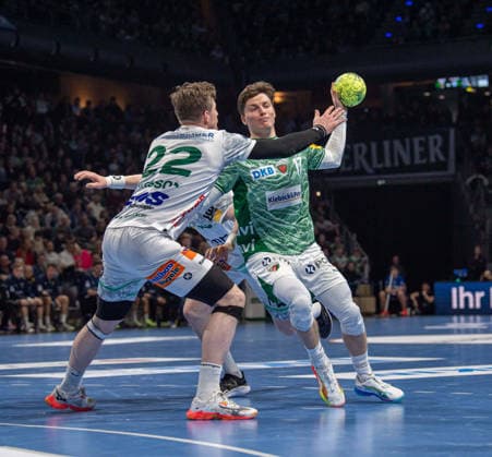 Handball, Men, Season 2025 2026, DAIKIN Handball Bundesliga 19 Matchday , Füchse Berlin FRISCH AUF Göppingen, f l Erik Persson Göppingen , Nils Lichtlein Füchse Berlin , 27 12 2025, Copyright: xSebastianxRäppold MatthiasxKochx