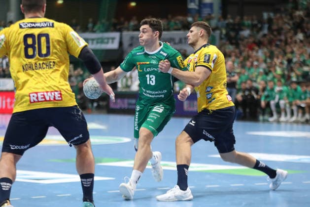 Handball DAIKIN HBL, SC DHfK Leipzig Rhein Neckar Löwen 27 12 2025 Sebastian Heymann 13, Rhein Neckar Löwen packs against Matej Klima 13, SC DHfK Leipzig to Handball, DAIKIN HBL, 1 Bundesliga, Season 2025 2026, 19 Matchday SC DHfK Leipzig vs Rhein Neckar Löwen on 27 12 2025 at Quarterback Immobilien Arena Leipzig Copyright: xBEAUTIFULxSPORTS JanxKaeferx