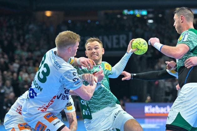 27 12 2025, xlakx, Handball Daikin HBL, Fuechse Berlin FRISCH AUF Göppingen v l Ymir Gislason FRISCH AUF Goeppingen , Mathias Gidsel Fuechse Berlin Zweikampf, Duell, Kampf, tackle Berlin Daniel Lakomski