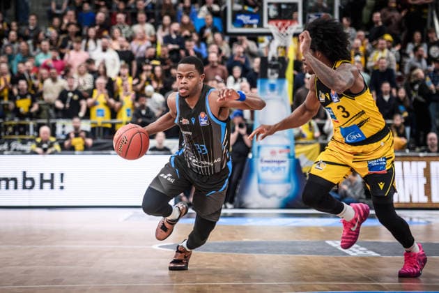 Eric Washington Science City Jena, 33 vs Stefan Smith MHP RIESEN Ludwigsburg, 03 GER, MHP Riesen Ludwigsburg Science City Jena, easycredit BBL, Basketball, Bundesliga, Matchday 12, Season 2025 2026, 27 12 2025 GER, MHP Riesen Ludwigsburg Science City Jena, easycredit BBL, Basketball, Bundesliga, Matchday 12, Season 2025 2026, 27 12 2025 Ludwigsburg Copyright: xSandyxDinkelackerx EP_SDR