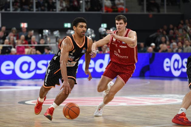 Brose Arena, Bamberg Baskets vs. Ratiopharm Ulm Germany ,Bamberg, Brose Arena - 27 Dec 2025 - Basketball Bundesliga - Bamberg Baskets vs. Ratiopharm Ulm Image: (fLTR) Joel Cwik (Ratiopharm Ulm), Richard Balint (Bamberg Baskets) Bamberg Brose Arena Bayern Germany Copyright: xPresseFotoxEvans xRyanxEvansx