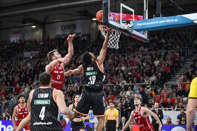 Brose Arena, Bamberg Baskets vs. Ratiopharm Ulm Germany ,Bamberg, Brose Arena - 27 Dec 2025 - Basketball Bundesliga - Bamberg Baskets vs. Ratiopharm Ulm Image: (fLTR) Moritz Krimmer (Bamberg Baskets), Mark Smith (Ratiopharm Ulm) Bamberg Brose Arena Bayern Germany Copyright: xPresseFotoxEvans xRyanxEvansx