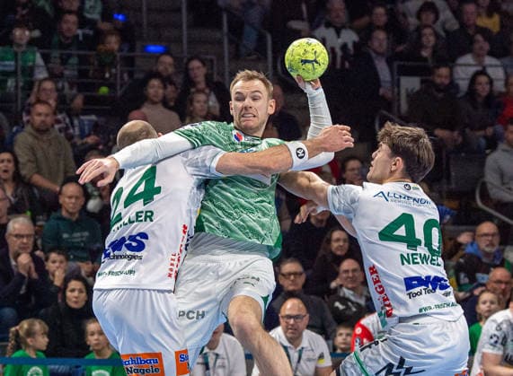 Handball, Men, Season 2025 2026, DAIKIN Handball Bundesliga 19 Matchday , Füchse Berlin FRISCH AUF Göppingen, f l Marcel Schiller Göppingen , Mathias Gidsel Füchse Berlin , Elias Newel Göppingen , 27 12 2025, Copyright: xSebastianxRäppold MatthiasxKochx