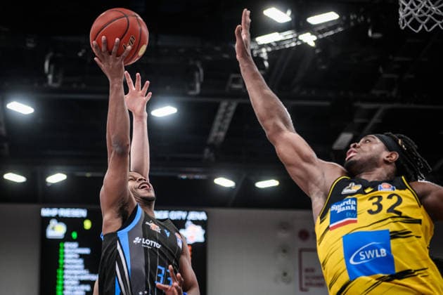 Eric Washington Science City Jena, 33 vs Keeshawn Kellman MHP RIESEN Ludwigsburg, 32 GER, MHP Riesen Ludwigsburg Science City Jena, easycredit BBL, Basketball, Bundesliga, Matchday 12, Season 2025 2026, 27 12 2025 GER, MHP Riesen Ludwigsburg Science City Jena, easycredit BBL, Basketball, Bundesliga, Matchday 12, Season 2025 2026, 27 12 2025 Ludwigsburg Copyright: xSandyxDinkelackerx EP_SDR