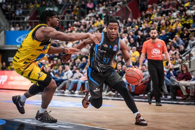 Eric Washington Science City Jena, 33 vs Keeshawn Kellman MHP RIESEN Ludwigsburg, 32 GER, MHP Riesen Ludwigsburg Science City Jena, easycredit BBL, Basketball, Bundesliga, Matchday 12, Season 2025 2026, 27 12 2025 GER, MHP Riesen Ludwigsburg Science City Jena, easycredit BBL, Basketball, Bundesliga, Matchday 12, Season 2025 2026, 27 12 2025 Ludwigsburg Copyright: xSandyxDinkelackerx EP_SDR