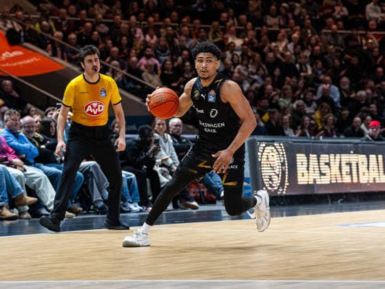 Adrian Worthy Basketball Loewen Braunschweig, 00 on the dribble Basketball Loewen Braunschweig vs RASTA Vechta, Basketball, easyCredit Basketball Bundesliga, Matchday 12, Season 2025 2026, 27 12 2025 Basketball Loewen Braunschweig vs RASTA Vechta, Basketball, easyCredit Basketball Bundesliga, Matchday 12, Season 2025 2026, 27 12 2025 Braunschweig Copyright: xEibner-Pressefoto DamianxKruczynx EP_DKI