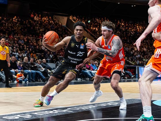 Grant Sherfield Basketball Loewen Braunschweig, 25 in duel against Booker Coplin RASTA Vechta, 30 Basketball Loewen Braunschweig vs RASTA Vechta, Basketball, easyCredit Basketball Bundesliga, Matchday 12, Season 2025 2026, 27 12 2025 Basketball Loewen Braunschweig vs RASTA Vechta, Basketball, easyCredit Basketball Bundesliga, Matchday 12, Season 2025 2026, 27 12 2025 Braunschweig Copyright: xEibner-Pressefoto DamianxKruczynx EP_DKI