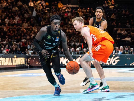 Barra Njie Basketball Loewen Braunschweig, 13 dribbling against Lars Thiemann RASTA Vechta, 21 Basketball Loewen Braunschweig vs RASTA Vechta, Basketball, easyCredit Basketball Bundesliga, Matchday 12, Season 2025 2026, 27 12 2025 Basketball Loewen Braunschweig vs RASTA Vechta, Basketball, easyCredit Basketball Bundesliga, Matchday 12, Season 2025 2026, 27 12 2025 Braunschweig Copyright: xEibner-Pressefoto DamianxKruczynx EP_DKI