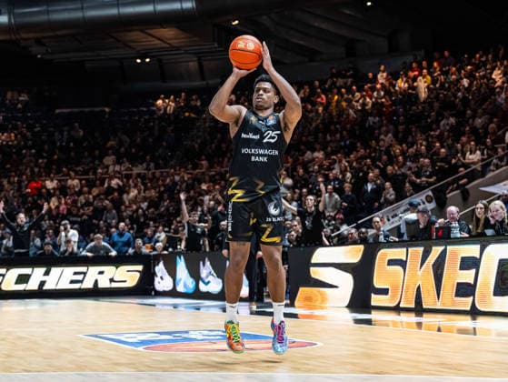 Grant Sherfield Basketball Loewen Braunschweig, 25 on the throw to the basket Basketball Loewen Braunschweig vs RASTA Vechta, Basketball, easyCredit Basketball Bundesliga, Matchday 12, Season 2025 2026, 27 12 2025 Basketball Loewen Braunschweig vs RASTA Vechta, Basketball, easyCredit Basketball Bundesliga, Matchday 12, Season 2025 2026, 27 12 2025 Braunschweig Copyright: xEibner-Pressefoto DamianxKruczynx EP_DKI