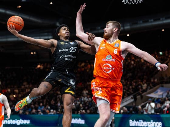 Grant Sherfield Basketball Loewen Braunschweig, 25 in duel against Luc van Slooten RASTA Vechta, 06 Basketball Loewen Braunschweig vs RASTA Vechta, Basketball, easyCredit Basketball Bundesliga, Matchday 12, Season 2025 2026, 27 12 2025 Basketball Loewen Braunschweig vs RASTA Vechta, Basketball, easyCredit Basketball Bundesliga, Matchday 12, Season 2025 2026, 27 12 2025 Braunschweig Copyright: xEibner-Pressefoto DamianxKruczynx EP_DKI