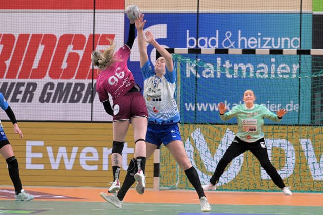 Kim Hinkelmann Sport Union Neckarsulm, 05 in the block against Charlotte Cholevova TusSies Metzingen, 96 TusSies Metzingen vs Sport Union Neckarsulm, handball, Alsco HBF, 9 league matchday, 2025 2026 season, 27 12 2025 TusSies Metzingen vs Sport Union Neckarsulm, handball, Alsco HBF, 9 league matchday, 2025 2026 season, 27 12 2025 Tuebingen Copyright: xEibner-Pressefoto TobiasxBaurx EP_TBR