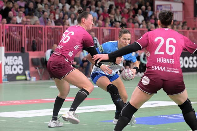 Munia Smits Sport Union Neckarsulm, 23 vs Carolin Huebner TusSies Metzingen, 56 TusSies Metzingen vs Sport Union Neckarsulm, Handball, Alsco HBF, 9 League Matchday, Season 2025 2026, 27 12 2025 TusSies Metzingen vs Sport Union Neckarsulm, Handball, Alsco HBF, 9 League Matchday, Season 2025 2026, 27 12 2025 Tuebingen Copyright: xEibner-Pressefoto TobiasxBaurx EP_TBR
