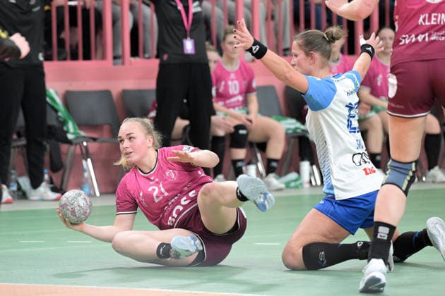 Svenja Demmel TusSies Metzingen, 21 vs Munia Smits Sport Union Neckarsulm, 23 TusSies Metzingen vs Sport Union Neckarsulm, handball, Alsco HBF, 9 league matchday, 2025 2026 season, 27 12 2025 TusSies Metzingen vs Sport Union Neckarsulm, handball, Alsco HBF, 9 league matchday, 2025 2026 season, 27 12 2025 Tuebingen Copyright: xEibner-Pressefoto TobiasxBaurx EP_TBR