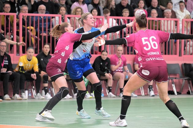 Annefleur Bruggeman Sport Union Neckarsulm, 11 vs Selina Lindemann TusSies Metzingen, 02 and Carolin Huebner TusSies Metzingen, 56 TusSies Metzingen vs Sport Union Neckarsulm, Handball, Alsco HBF, 9 League Matchday, Season 2025 2026, 27 12 2025 TusSies Metzingen vs Sport Union Neckarsulm, Handball, Alsco HBF, 9 League Matchday, Season 2025 2026, 27 12 2025 Tuebingen Copyright: xEibner-Pressefoto TobiasxBaurx EP_TBR