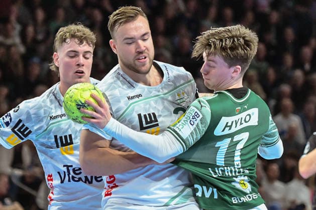 27 12 2025, xlakx, Handball Daikin HBL, Fuechse Berlin FRISCH AUF Göppingen v l Victor Kloeve FRISCH AUF Goeppingen , Ludvig Jurmala FRISCH AUF Goeppingen , Nils Lichtlein Fuechse Berlin Zweikampf, Duell, Kampf, tackle Berlin Daniel Lakomski