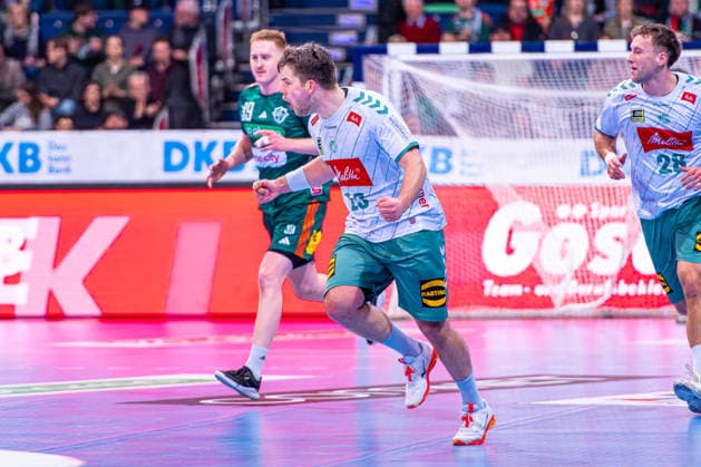 Ian Weber GWD Minden, No. 13 v l , TSV Hannover Burgdorf green against GWD Minden white on matchday 19 of the 2025 2026 season in the DAIKIN Handball Bundesliga 27 12 2025, ZAG Arena Hannover, GER , Copyright: xJanxGuentherx xTSVxHannover-Burgdorfx