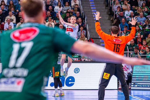 Florian Kranzmann GWD Minden, No. 5 v l , TSV Hannover Burgdorf green against GWD Minden white on matchday 19 of the 2025 2026 season in the DAIKIN Handball Bundesliga 27 12 2025, ZAG Arena Hannover, GER , Copyright: xJanxGuentherx xTSVxHannover-Burgdorfx